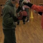 2 personnes s'entrainant à la savate adapté