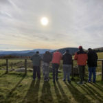personne de dos regardant le paysage des Vosges