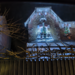 Maison décorée pour Noël avec un portail à Farmoutiers