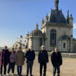 photo de groupe devant le château de chantilly