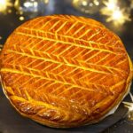 galette des rois entouré de décoration