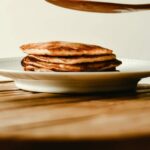 pile de crêpes dans une assiette
