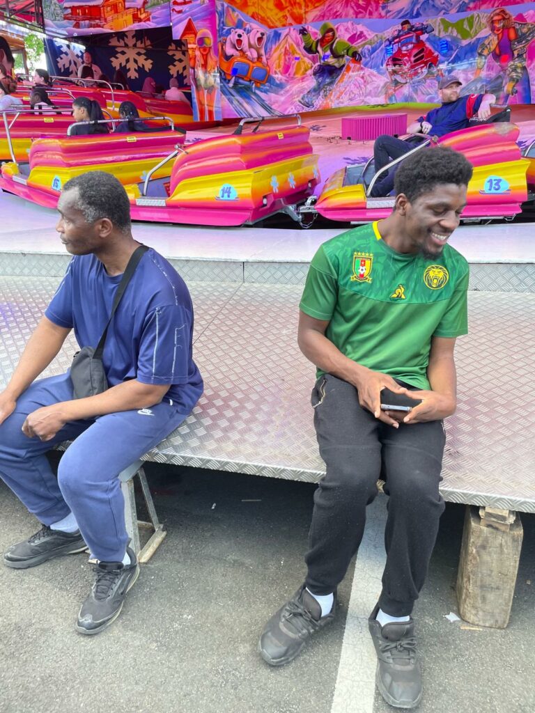 Personnes accompagnées assis à la fête foraine