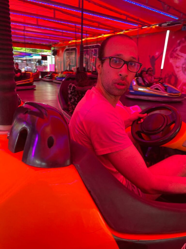 Personnes accompagnées assis dans une attraction de la fête foraine