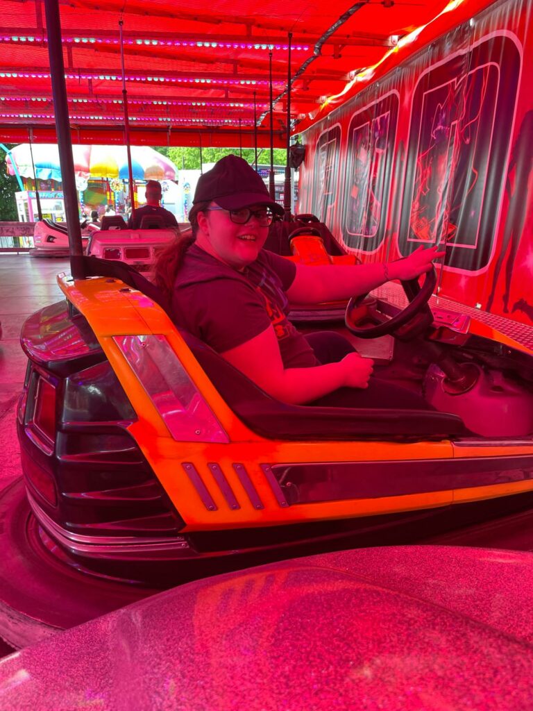 Personnes accompagnées assis dans une attraction de la fête foraine