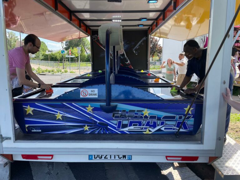 Personnes accompagnées jouant à une activité de la fête foraine