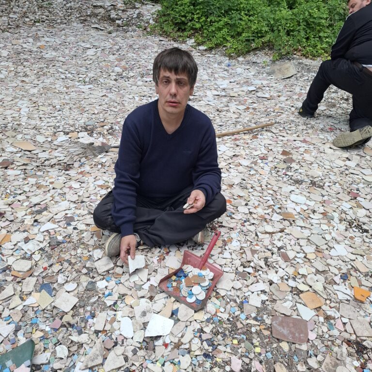 personne ramassant de la mosaïque