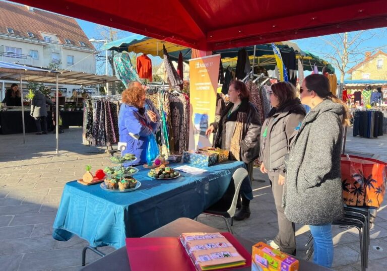 stand discussion entre deux groupes pour Journée mondiale de sensibilisation à l'autisme
