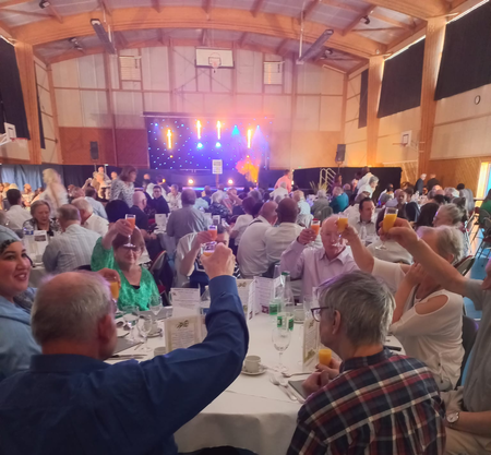groupe dans la salle des fêtes de juilly