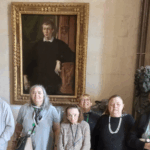 photo devant le portrait dans le domaine de Chaalis