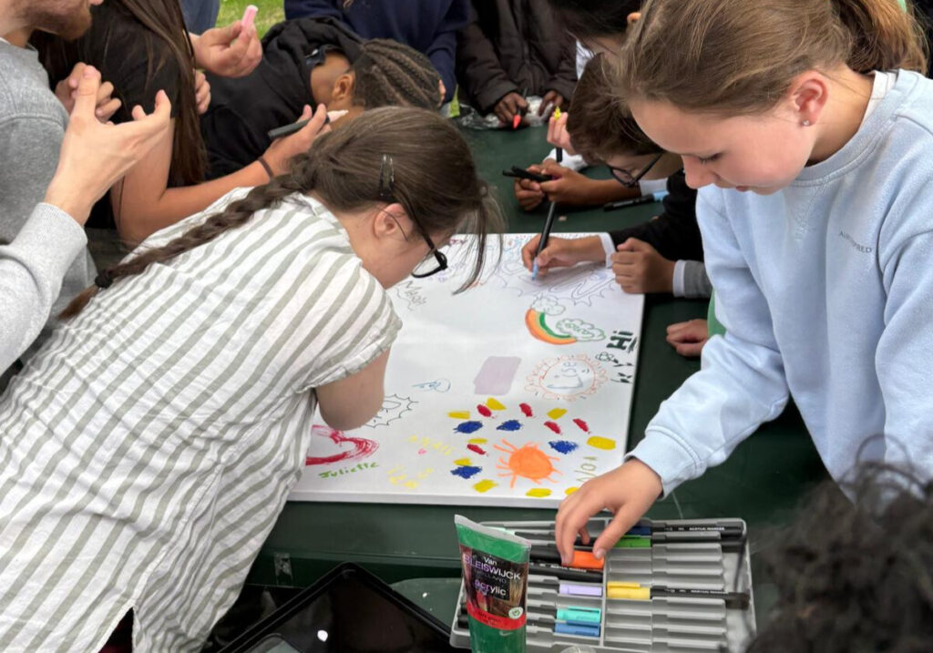 groupe enfant juilly dessinant
