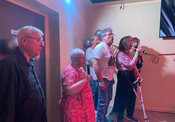 Photographie d'une soirée karaoké