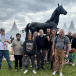 photo de groupe devant la statu d'un cheval