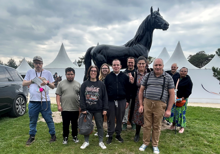 photo de groupe devant la statu d'un cheval
