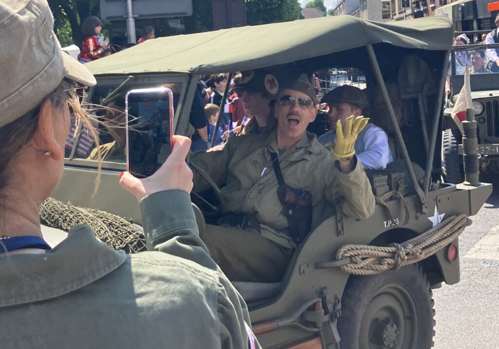 défilé en voiture lors de la victoire du 8 mai