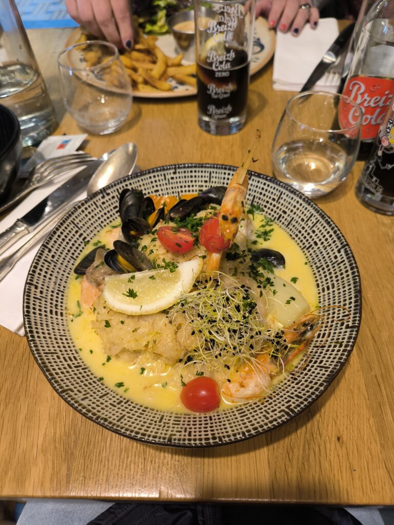 Plat fait de soupe et de crustacés