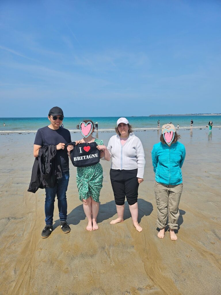 photo de groupe sur la plage de Saint-Malo