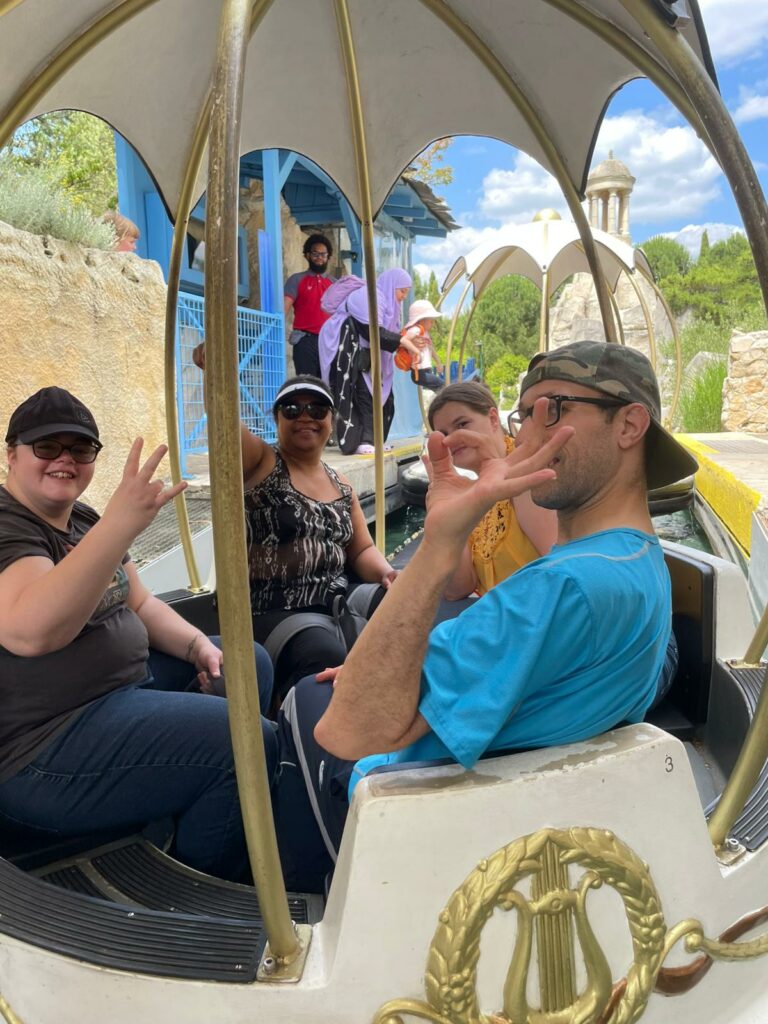 photo de groupe à bord d'un bateau au parc astérix