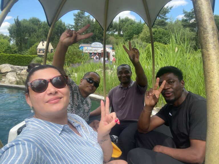photo de groupe à bord d'un bateau au parc astérix