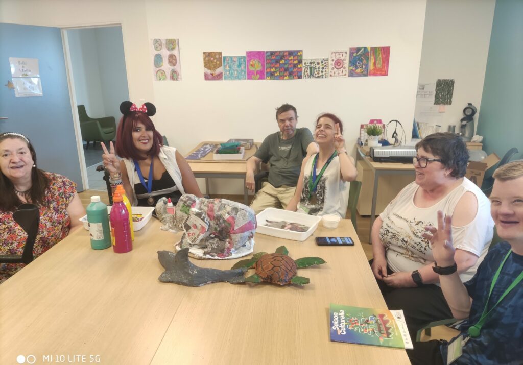 photo de groupe lors d'une initiation à la sculpture