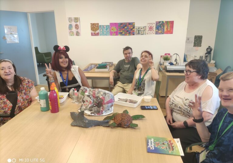 photo de groupe lors d'une initiation à la sculpture