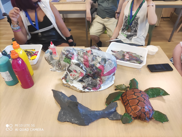 Sculpture dauphin, tortue et éléphant en papier maché