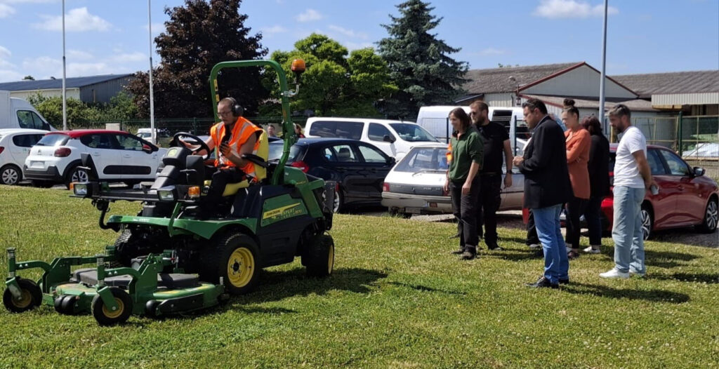 démonstration de l'atelier espace vert lors des portes ouvertes de l'ESAT