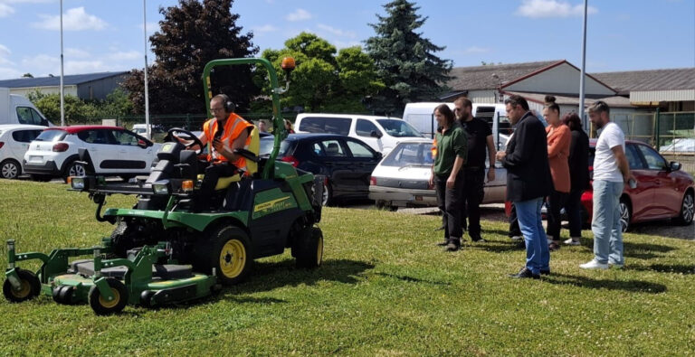 démonstration de l'atelier espace vert lors des portes ouvertes de l'ESAT
