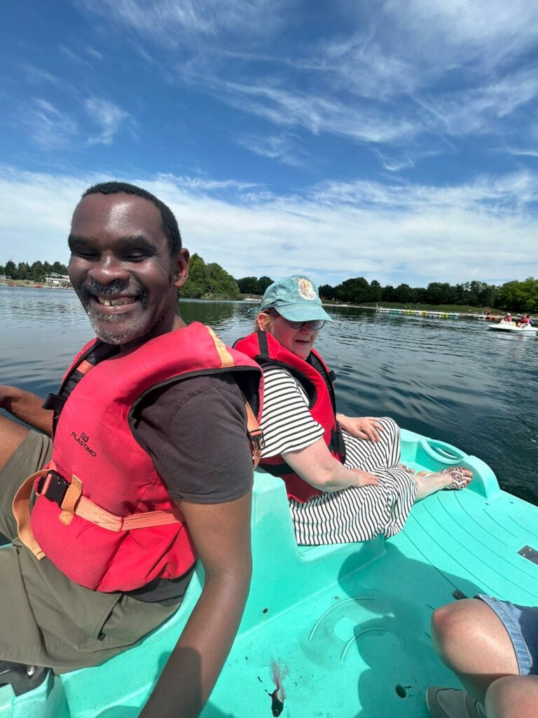 photo de personnes sur un pédalo