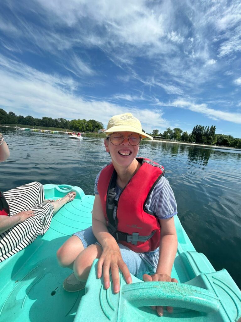 photo d'une personne sur un pédalo