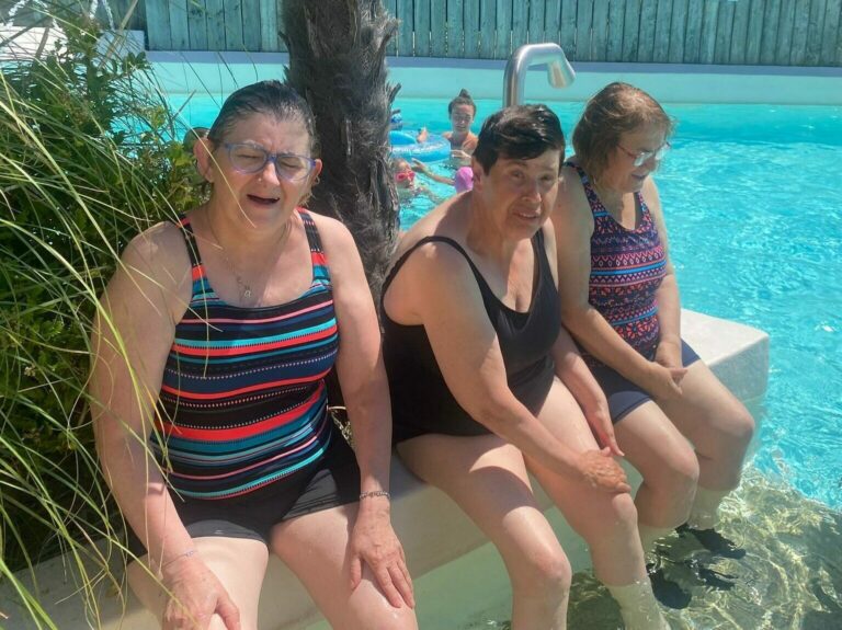 personnes qui sont sur le rebord d'une piscine