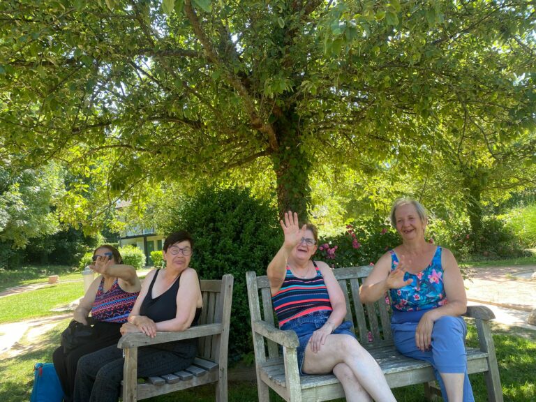 photo de personnes assis sur des fauteuils extérieurs