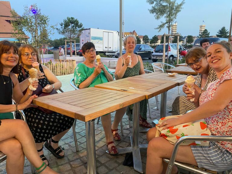 personnes qui mangent des glaces