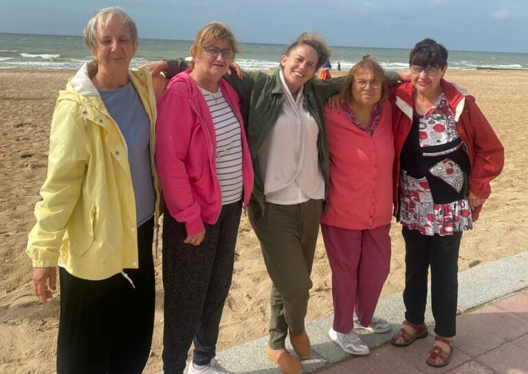 photo de groupe au bord de la plage