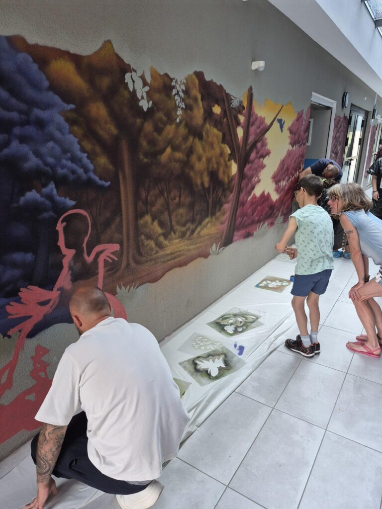 famille observant la fresque murale