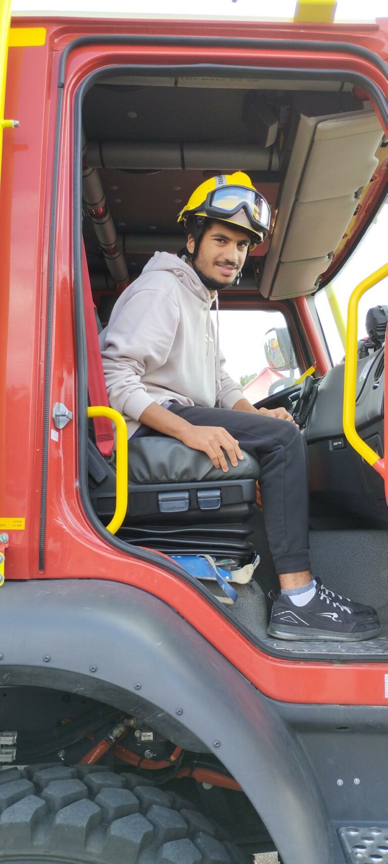 photo personne dans camion de pompier