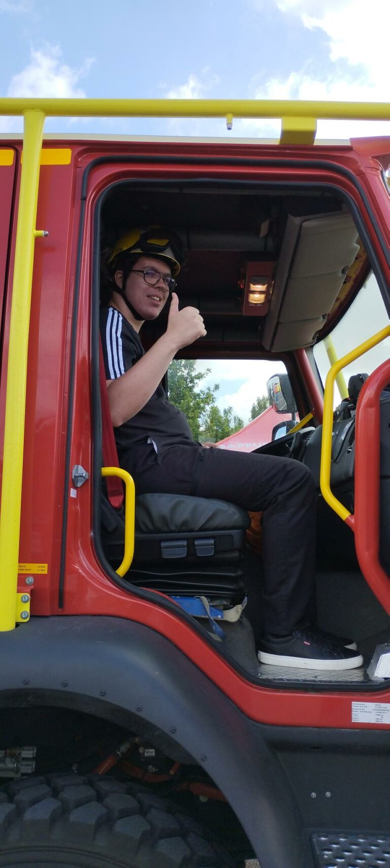 photo jeune dans camion de pompier