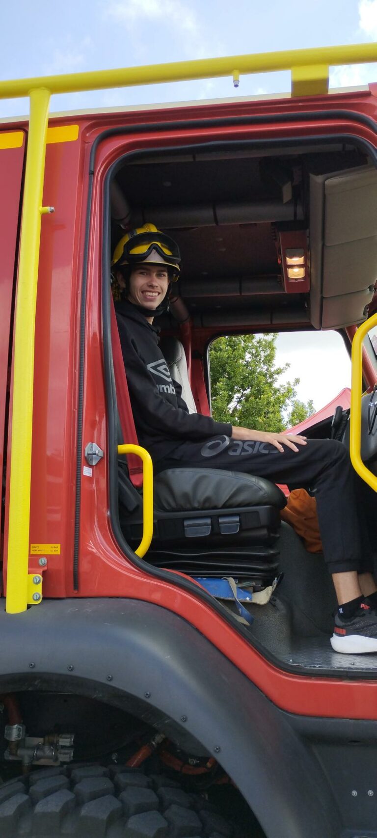 photo jeune dans camion de pompier