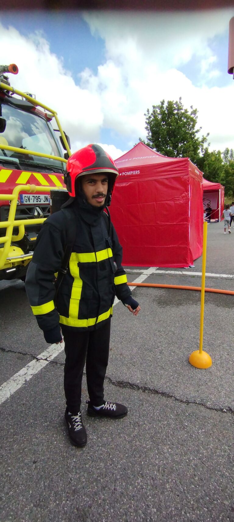 photo personne dans costume pompier