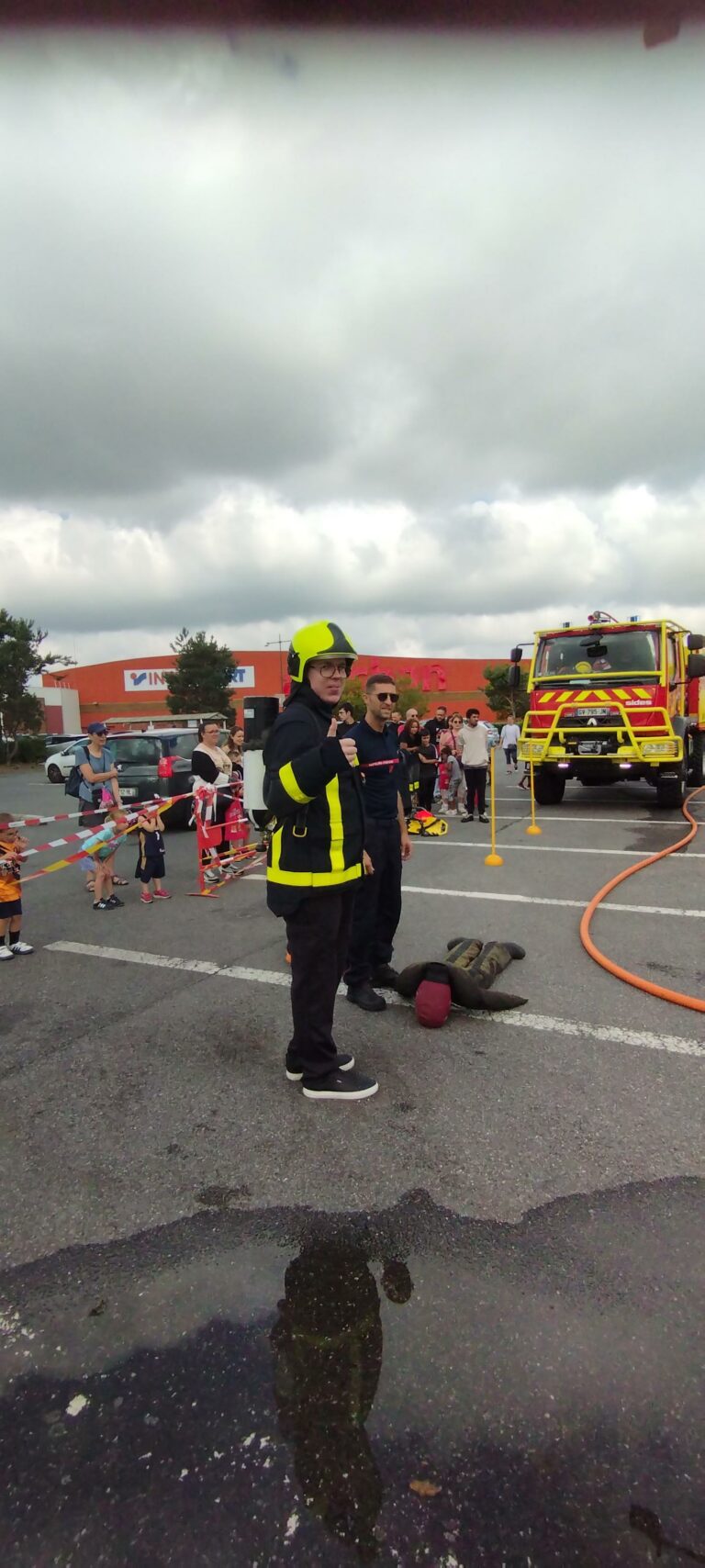 photo personne dans costume pompier