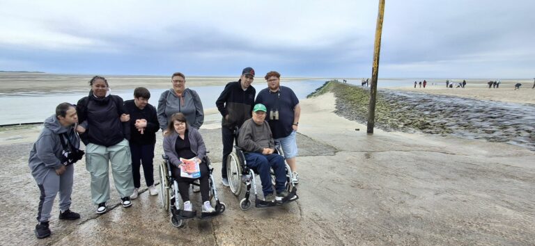 photo de groupe devant une plage froid