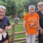 photo de groupe au côté d'un perroquet