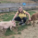 photo d'une personne avec des animaux de ferme