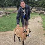 photo d'une personne avec des animaux de ferme