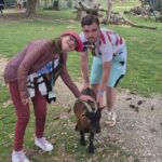 photo de personnes avec des animaux de ferme