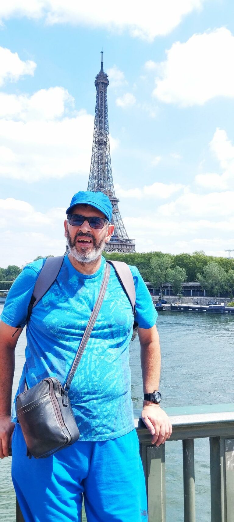 photo d'une personne devant la tour effel