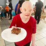 photo d'une personne présentant son gateau