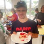 photo d'une personne présentant son gateau