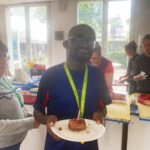 photo d'une personne présentant son gateau