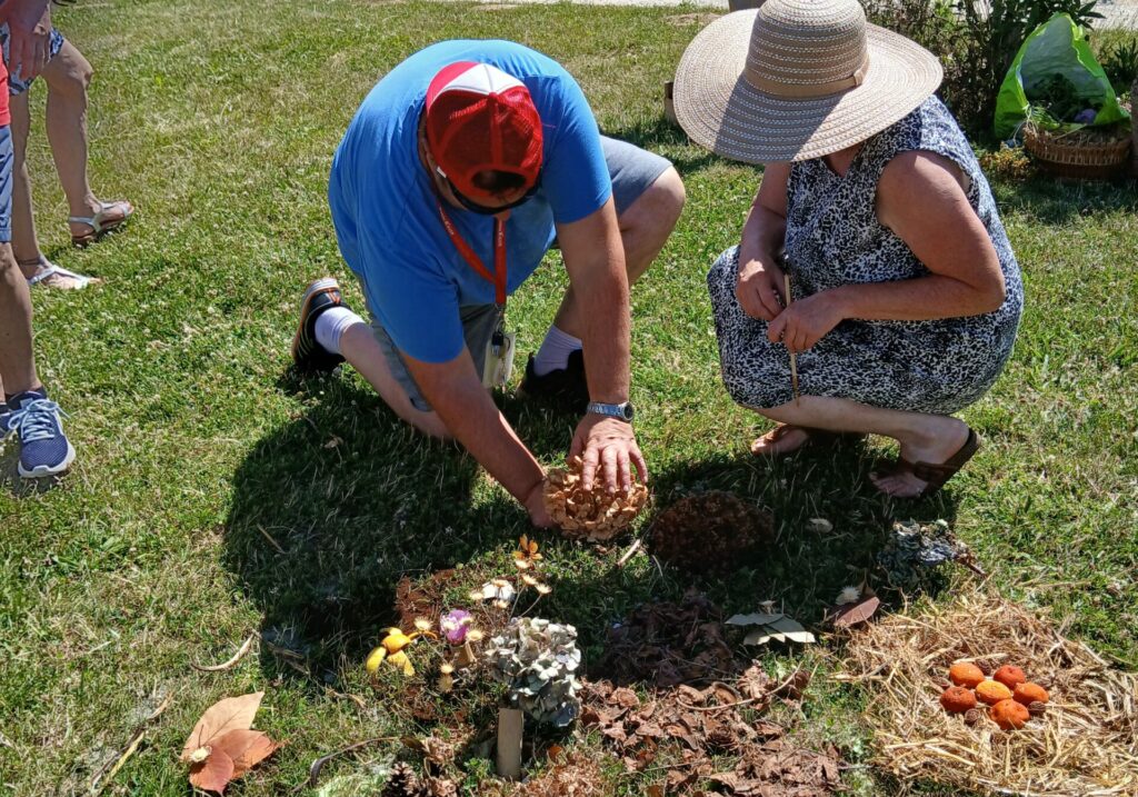 photographie de deux personnes dont une touchant de fleur